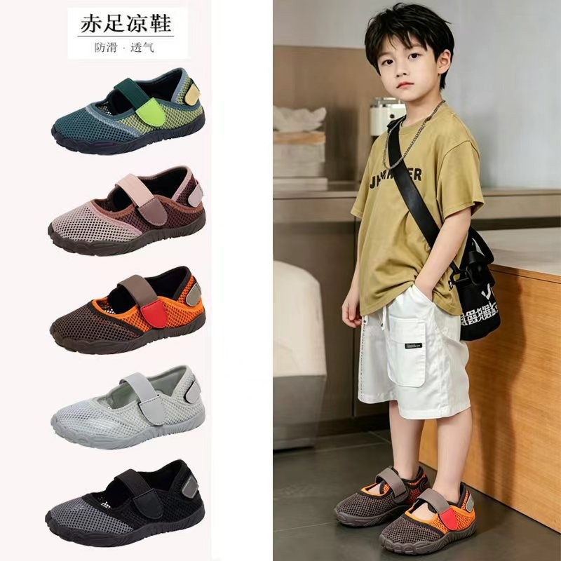 Zapatos de verano para niñas 2026 nuevos zapatos casuales transpirables de malla para niños zapatos de correr zapatos descalzos