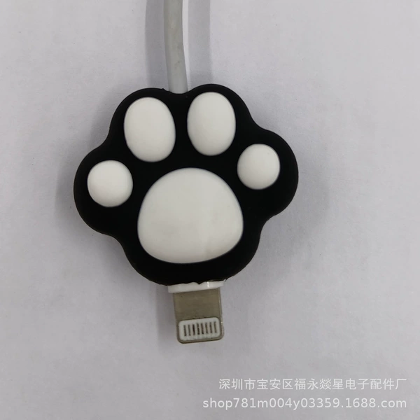 Black -bottomed white cat paw