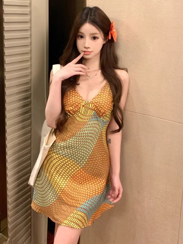 ドーパミンは海辺のリゾート風に乗って色のストラップのワンピースを着ています。|undefined