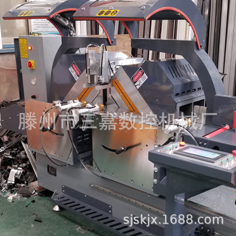 ��������˫ͷ�� ϵͳ�������Ŵ�550�ڰ˷�ת�ڽ�˫ͷ�и����Ͼ�