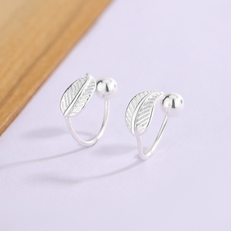 New Feather Ear Hooks 2025 New Niche High-End Earrings Small Fresh Screw Buckle Small Fresh Earrings New Feather Ear Hooks 2025 New Niche High-End Earrings Small Fresh Screw Buckle Small Fresh Earrings