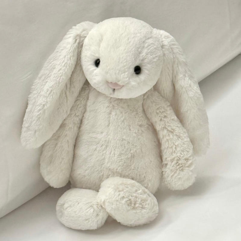 Coelho Bonnie branco leitoso 31cm / Modelo completo com três padrões (siga a coleção para receber um saco de pó)