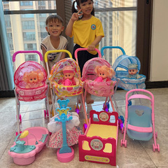 子供用手押し車のおもちゃと人形の男の子の女の子のシミュレーション