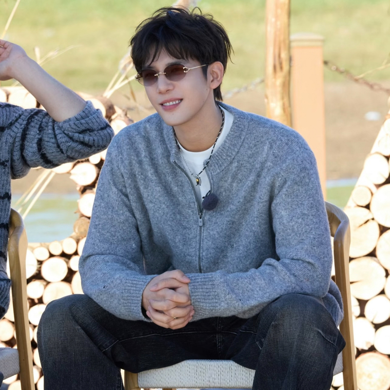 Wang Anyu Is Also There and Will Be Leaving with a Gray Knitted Sweater, American Retro Stand-Up Collar Cardigan, and Couple's Clothing Wang Anyu Is Also There and Will Be Leaving with a Gray Knitted Sweater, American Retro Stand-Up Collar Cardigan, and Couple's Clothing