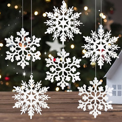 クリスマスの雪の紙のコースターは断熱滑り止めのマットのクリスマスツリーを掛けて装飾の切れを飾ることができます。