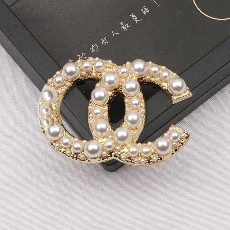 Xiaoxiangfeng Pearl Brooch Women's High-end 2022 New Design Sense Niche Suit Coat Double c Corsage Pin