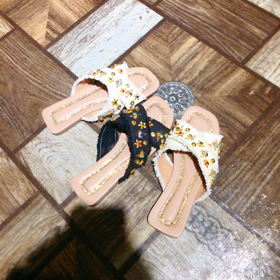 2023 nouvelle version coréenne brodé strass petite abeille sandales et pantoufles fond plat ethnique vent net rouge sandales femmes ordre_voghion.com