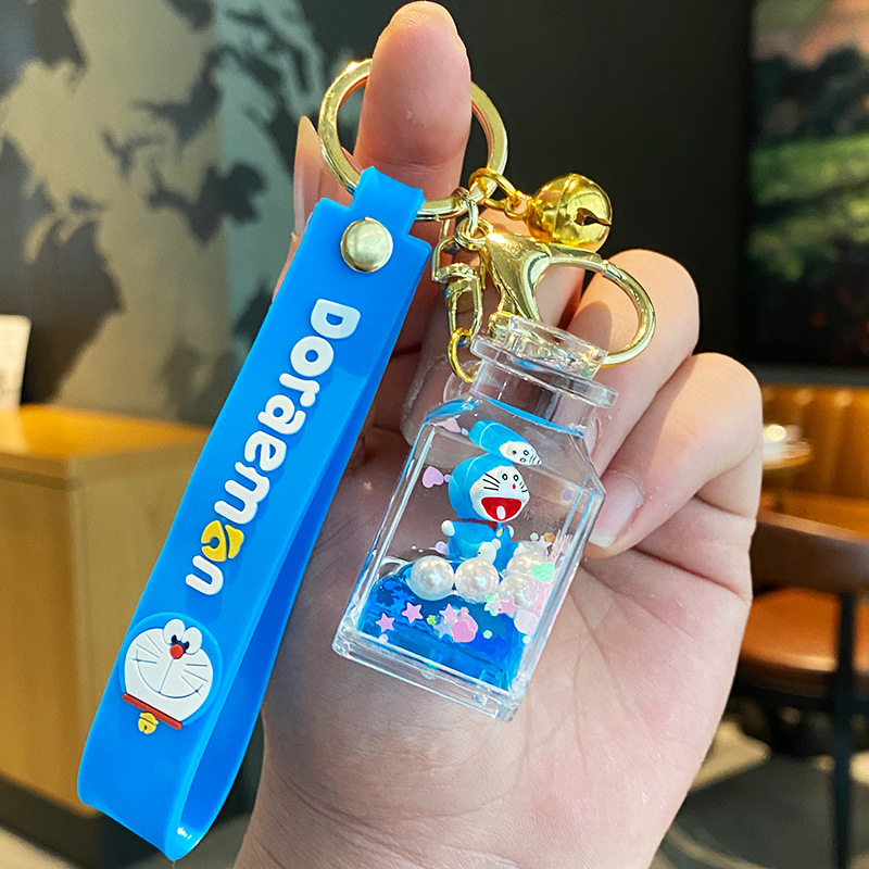 Doraemon Quicksand llavero femenino lindo estudiante niños mochila colgante coche llavero pareja pequeña joyería