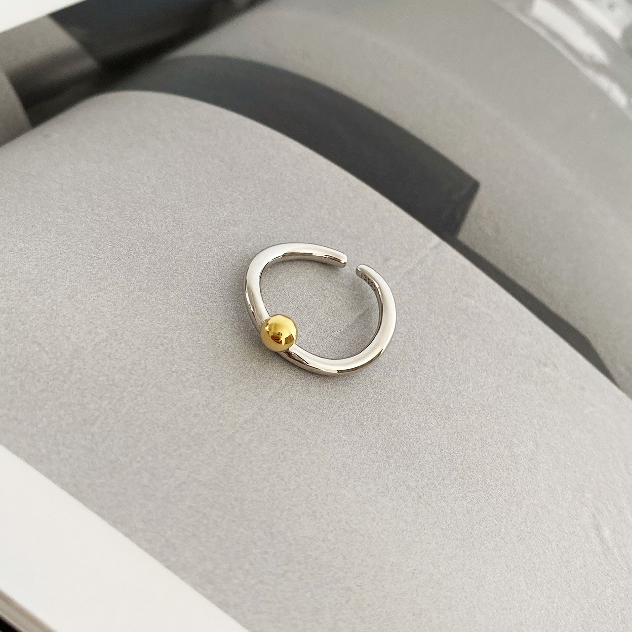 Semplice, versatile, anello da donna con apertura della bocca in oro e argento con perle a contrasto, stile cool, nuova tendenza 2022_voghion.com