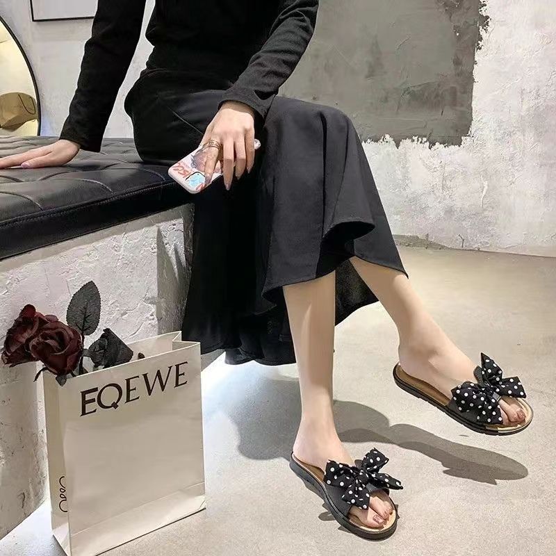 Nuevas pantuflas de mujer para verano, estilo coreano, diseño moderno de mariposa, para uso en exteriores, suela suave antideslizante, sandalias de playa para mujer, venta al por mayor.