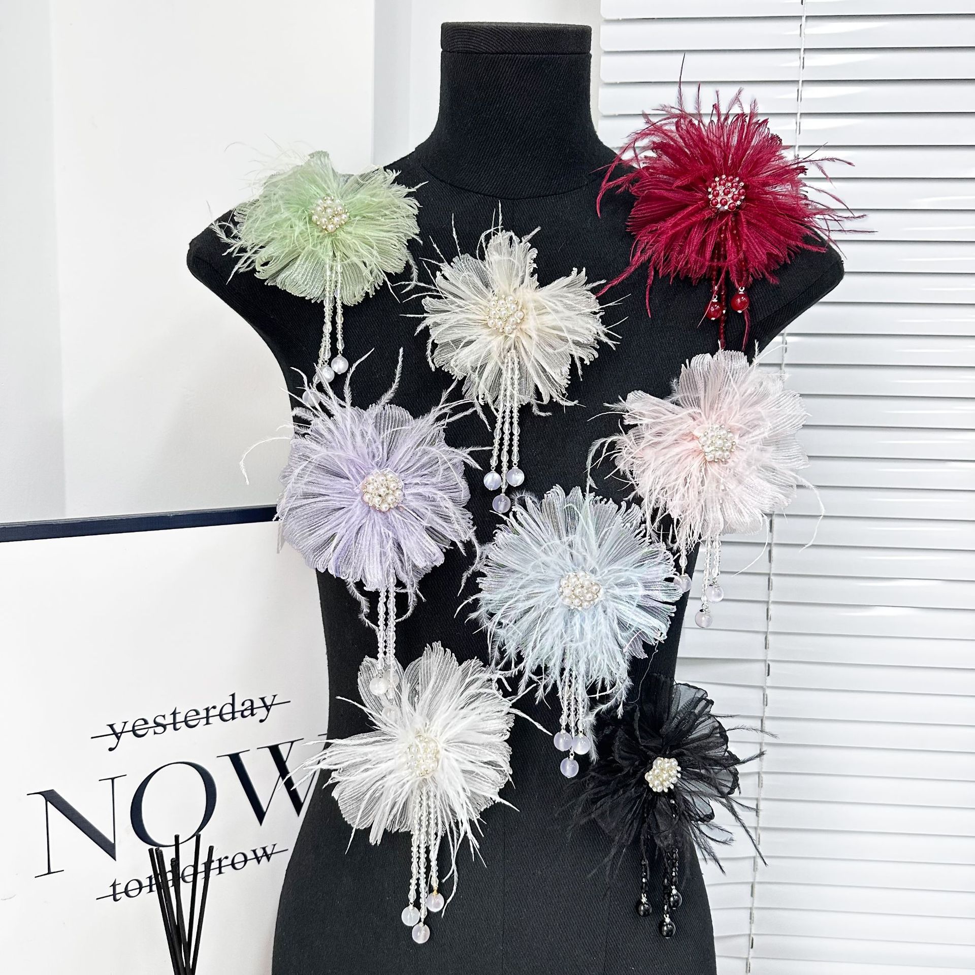 Plumas de perlas de Qixian accesorios de flores hechas a mano broches de cabello DIY temperamento pectoral ropa característica accesorios al por mayor