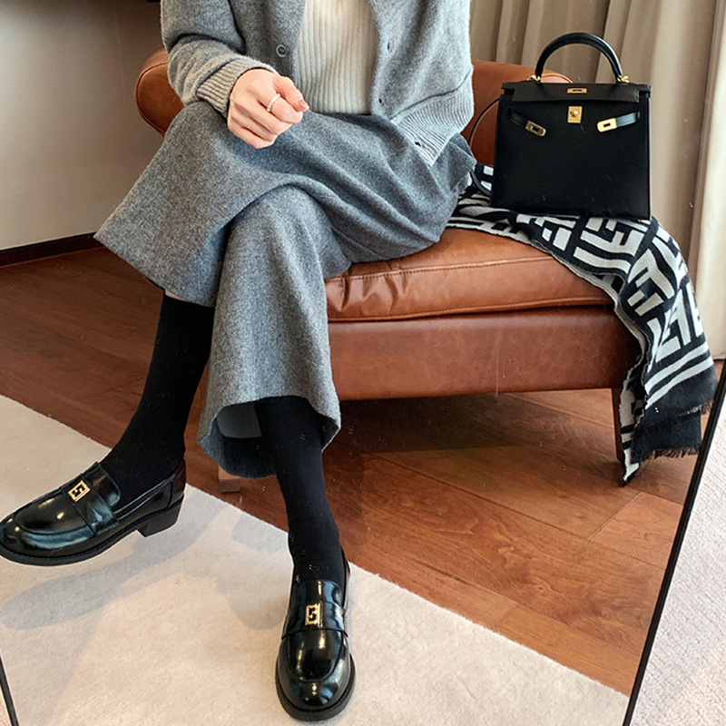 Grape Mom primavera nuevo estilo dorado pequeño botón cuadrado estilo británico cabeza redonda salvaje tacón grueso Lefu zapatos de cuero pequeño mujer