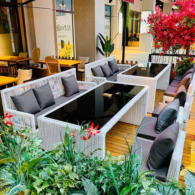 테이블 1개, 의자 3개 + 3인용 소파