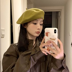 カタツムリは家に登ります。高品質のウールです。ベレー帽の女性です。