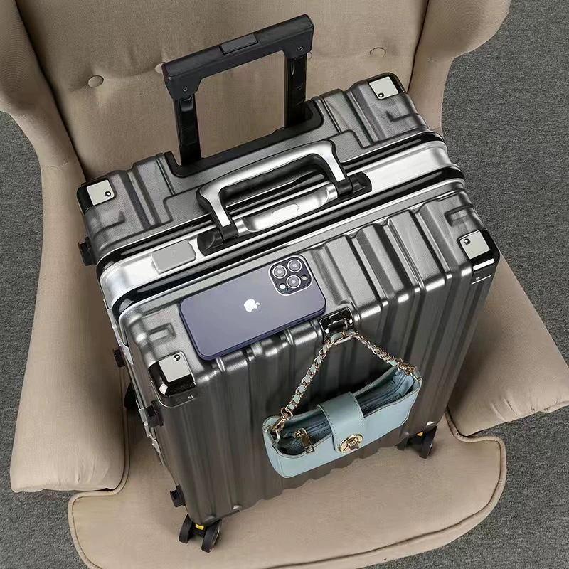 Suitcase universal, hardshell 20–28 in, wheels, explosion‑proof zipper and USB option