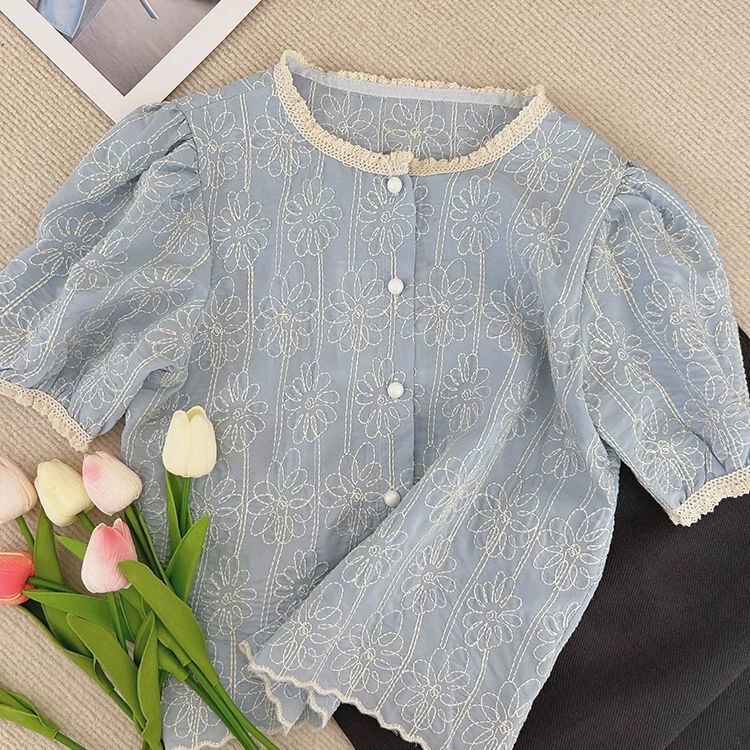 Blue lace collar blouse with a stylish design, 2026 summer French style, slimming and figure-flattering women's short-sleeve shirt Blue lace collar blouse with a stylish design, 2026 summer French style, slimming and figure-flattering women's short-sleeve shirt