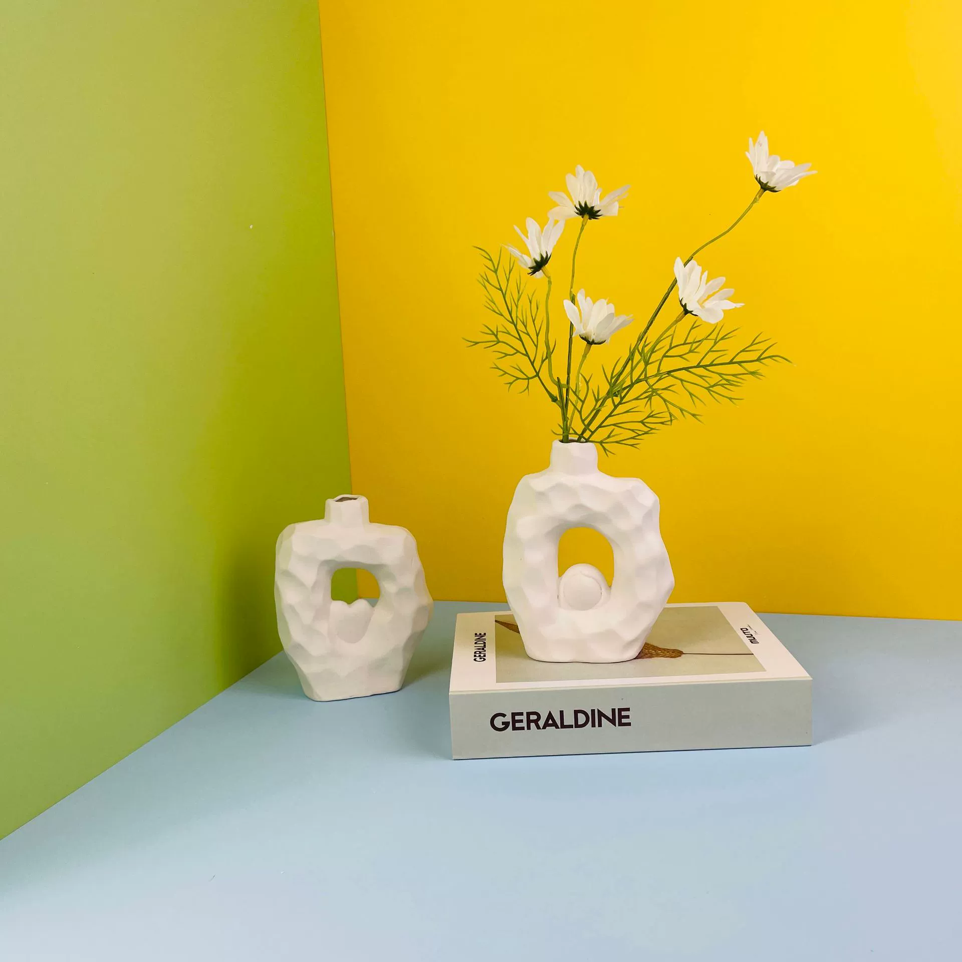 Креативная белая керамическая любовная Маленькая ваза, простая настольная гостиная, украшения для дома, цветочные украшения, трансграничные