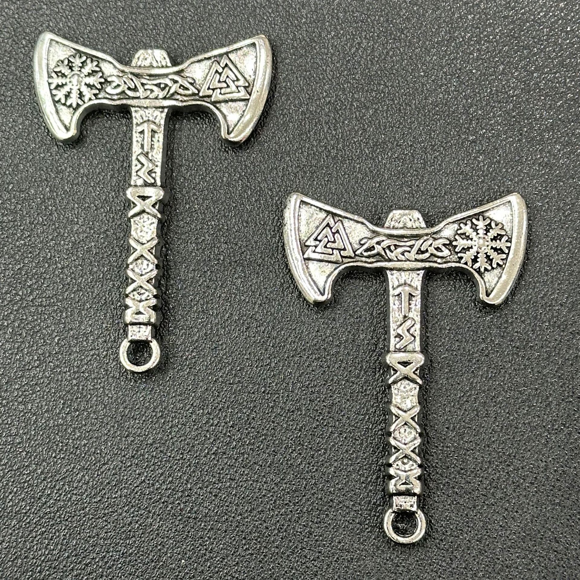 European and American Alloy Viking Triangle Pendant, Personalized Punk Retro Trendy Stainless Steel Axe Compass Pendant Accessory for Men and Women