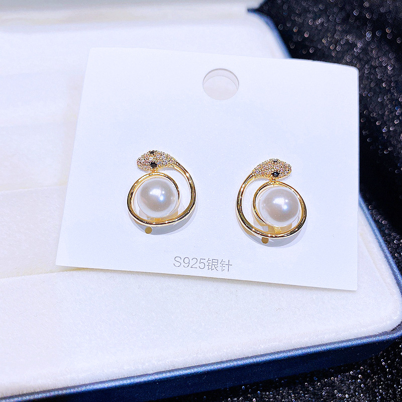 Fashion Creative Zircon Micro-inlaid Snake Surround Pearl Earrings display picture 3