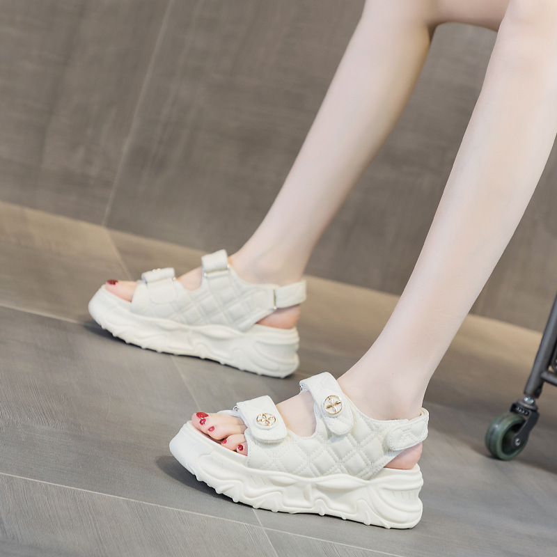 Sandalias estilo hada femenina nuevo verano 2024 100 mujeres Magdalenas de fondo grueso pegatinas mágicas sandalias deportivas de playa