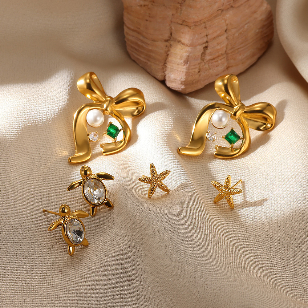 5g Weight 0.03µm-0.05µm Gold Plating Thickness PVD Coated Gold Plating Process 304 Stainless Steel Ear Needle Material 18K Real Gold Plated Plating Material Imitation Pearl, Zircon Inlay Material Ear Studs Classification 1 Piece, 1 Pair Quantity Holiday, Daily, Selfie Occasion 304 Stainless Steel Material Tortoise, Bow Knot Pattern Women's Gender Casual, Elegant, Lady Style Waterproof Non Tarnish, Plating Craft PVD Coated Real Gold Plated Tortoise Bow Knot 304 Stainless Steel Casual Elegant Lady Waterproof Non Tarnish Ear Studs 无