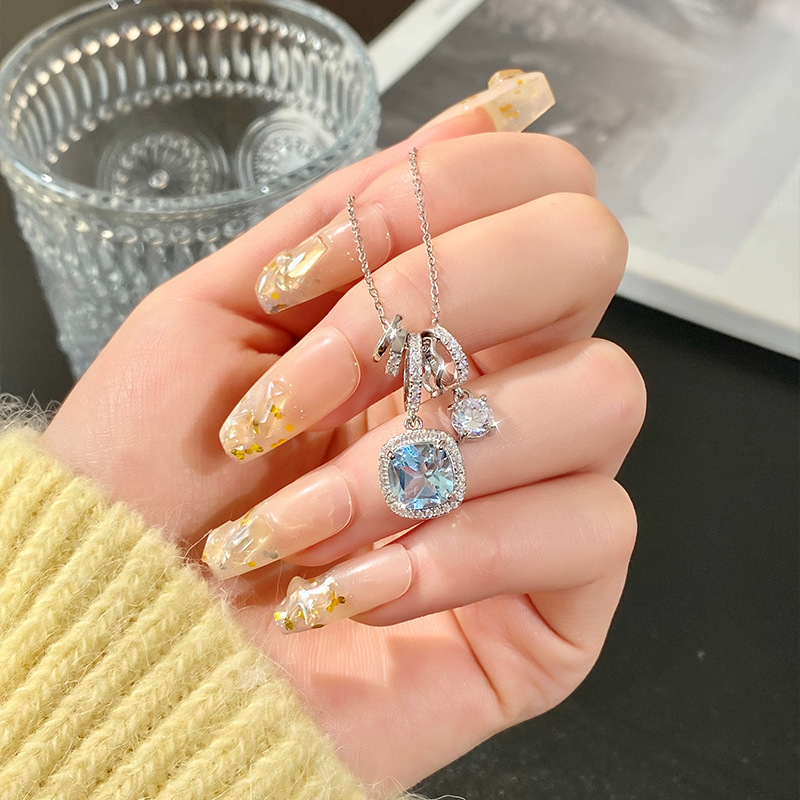 Pequeño libro rojo con el mismo estilo de hielo a través del cielo azul plata esterlina s925 collar femenino de alta gama moda de lujo ligero cadena de clavícula cabello de una pieza