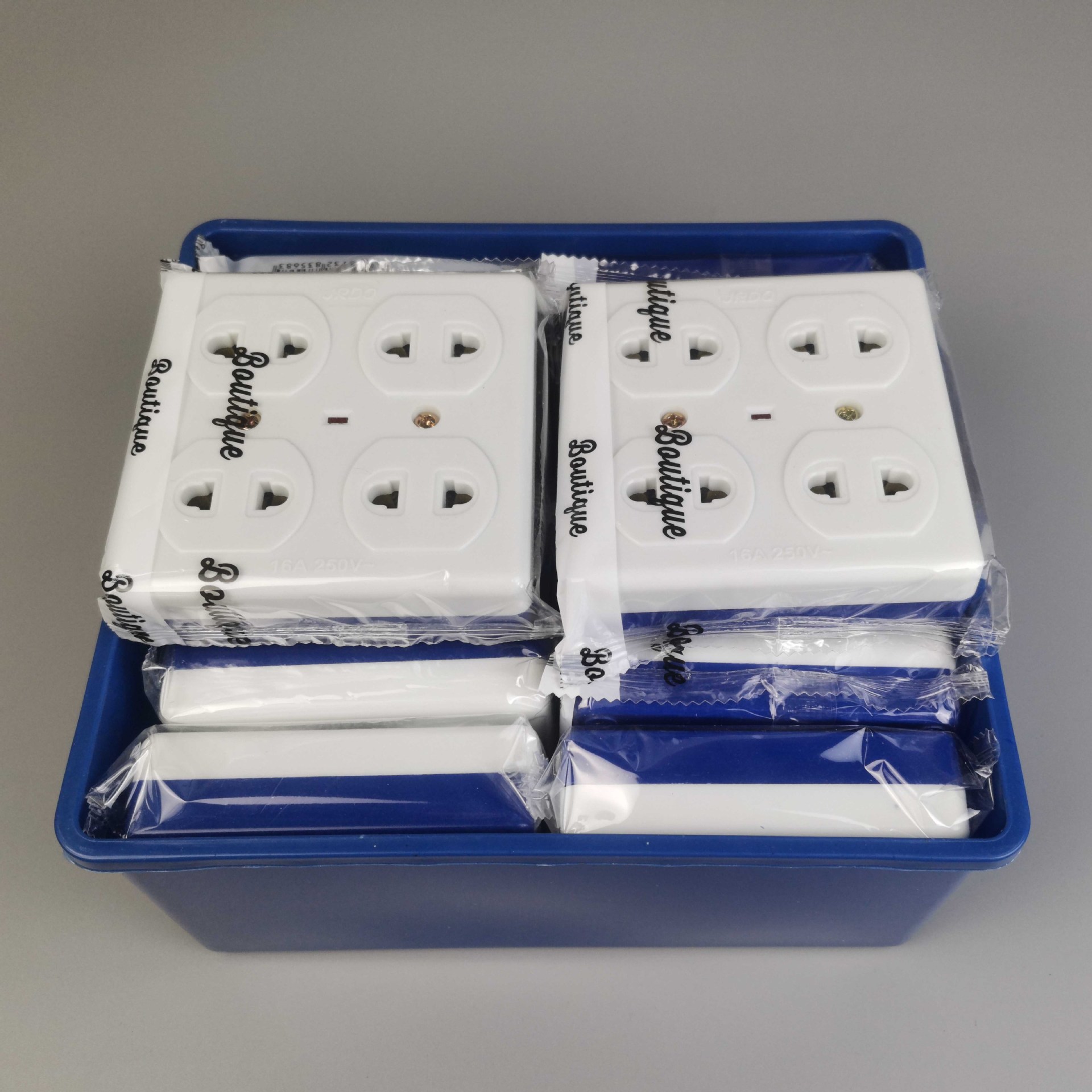 四位带塑料包装插座 东南亚胶木材质接线板 阻燃耐高温8孔排插