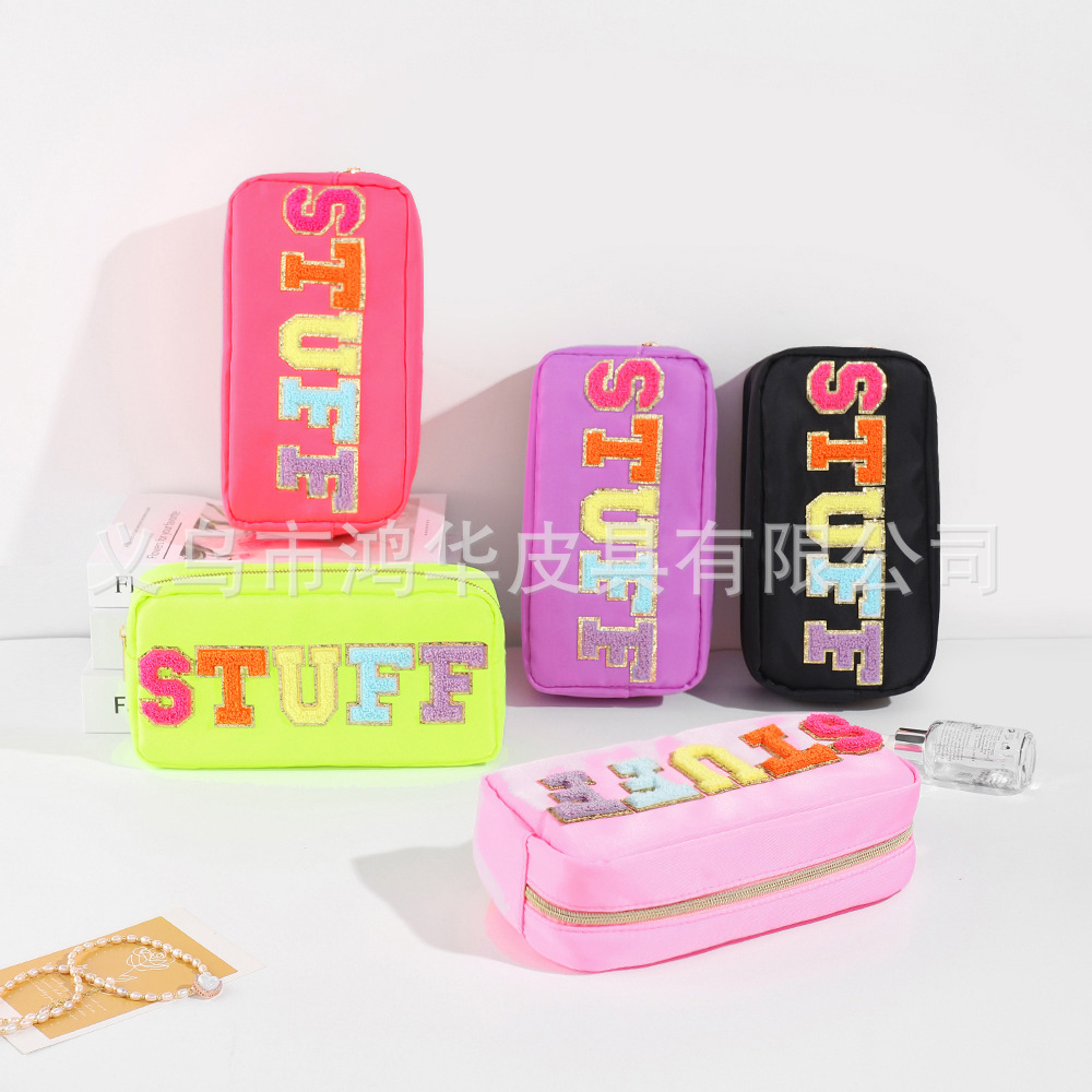 Suministro directo de fábrica de moda Toalla de color sólido bordado de nylon carta bolsa de cosméticos bolsa de almacenamiento de gran capacidad impermeable ocasional de las mujeres