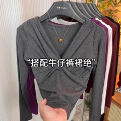 高级感chic别致扭结交叉领上衣女2025早秋新款洋气减龄显瘦打底衫