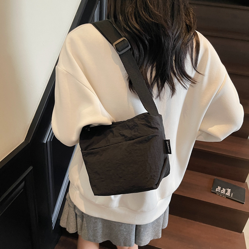 New Lightweight Nylon Casual Simple Commuter Shoulder Crossbody Bag Versatile Mobile Phone Bucket Bag - Thumbnail 3