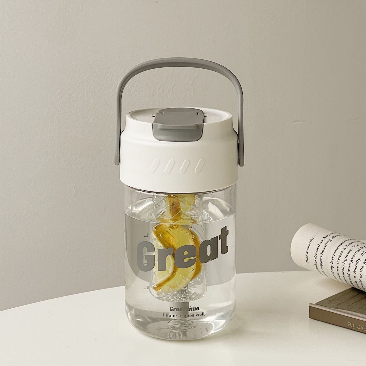 향기로운 차 플라스틱 컵 아이보리 화이트 600 ml의 생성