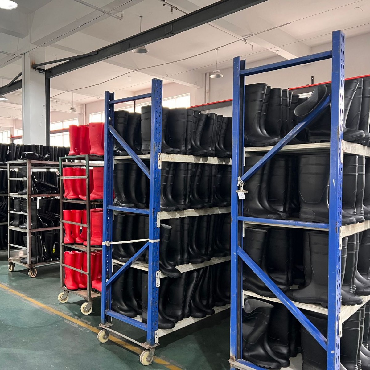 Zapatos de lluvia de protección laboral de PVC para hombres zapatos de goma antideslizante de barril alto zapatos de agua espesar tendón fuente al por mayor