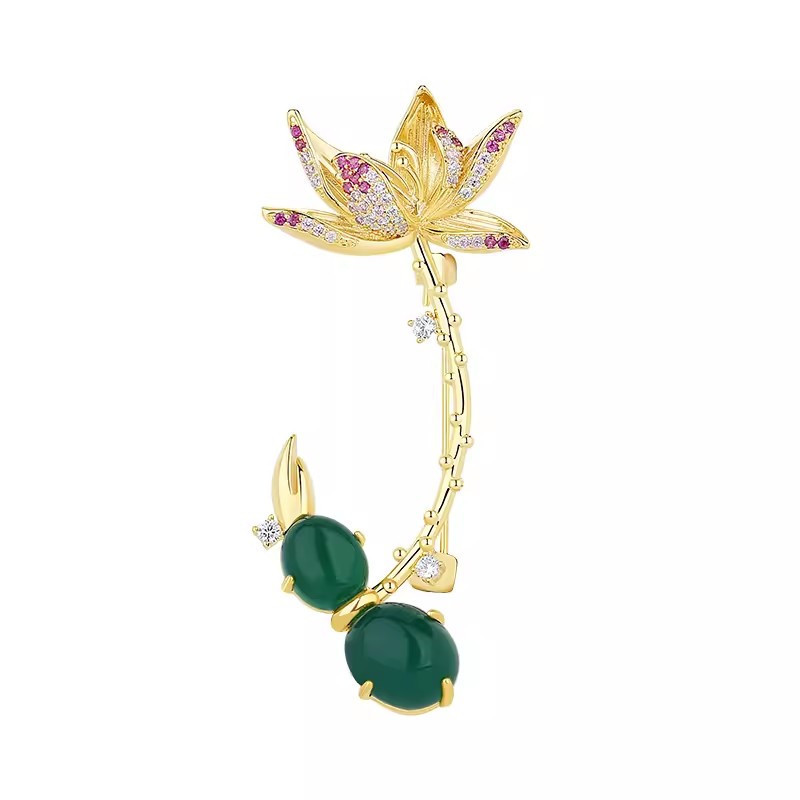 Elegante spilla a forma di ninfea con smeraldo gioiello donna_voghion.com