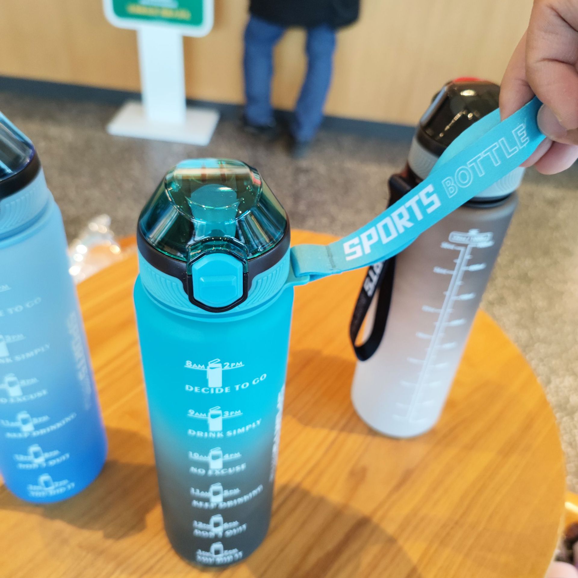 Nuevo gradiente de color esmerilado taza de agua de gran capacidad botella de agua de plástico cuerda portátil pato paja deportes taza al por mayor