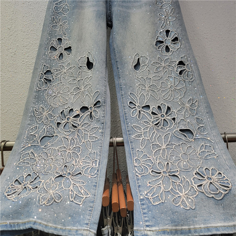 Pantalón de Mezclilla de Tiro Alto y Corte Recto con Bordado y Pedrería image 4