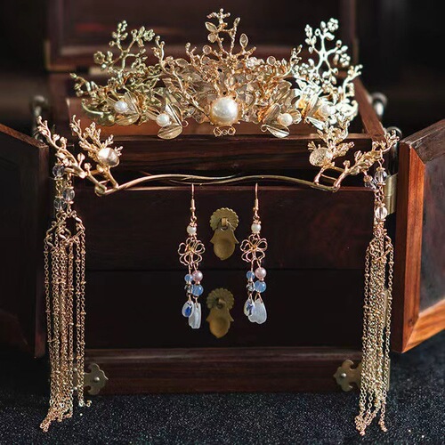 Bride's Xiuhe headdress, golden phoenix crown, traditional Chinese wedding costume, tassel hair accessories, face-slimming Xiuhe outfit accessories, elegant