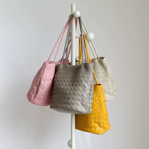 Niche High-End Sheepskin Woven Bucket Bag, Casual and Commuter-Friendly, Multi-Compartment, Large Capacity, Versatile Shoulder Bag for Women