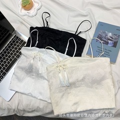 新中国風チャイナドレス気質復古小ストラップベストの外に胸パッド付きの短い袖なしの上着を着ている女性