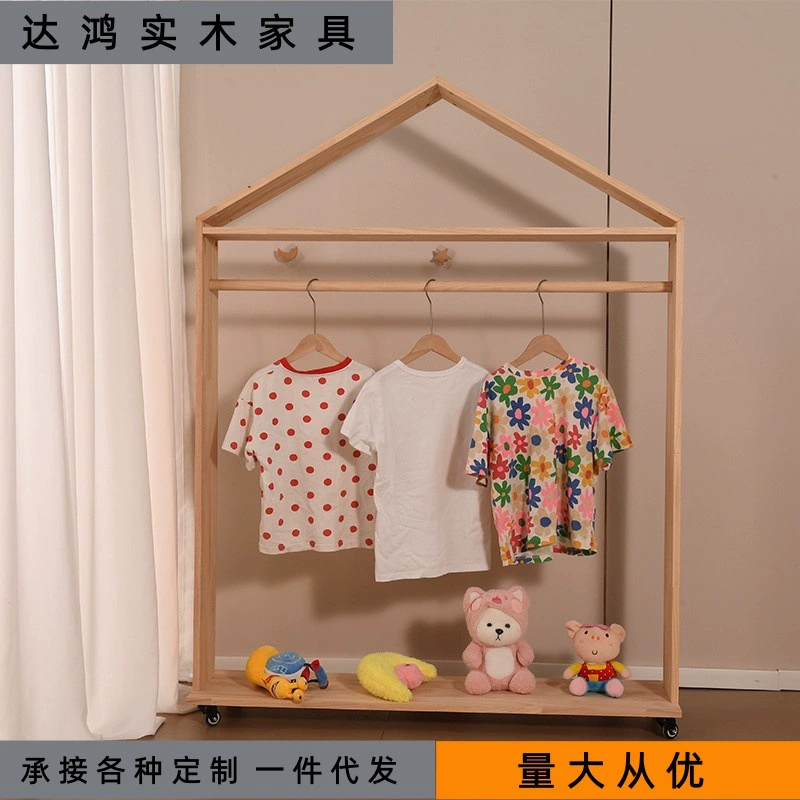 Скандинавский стиль, детская комната, небольшой дом, напольная вешалка для одежды на роликах, съемное окно, магазин детской одежды, стеллаж для демонстрации одежды