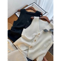 极简风！标准版型V领单排扣针织背心纯色无袖马甲上衣女春夏2024