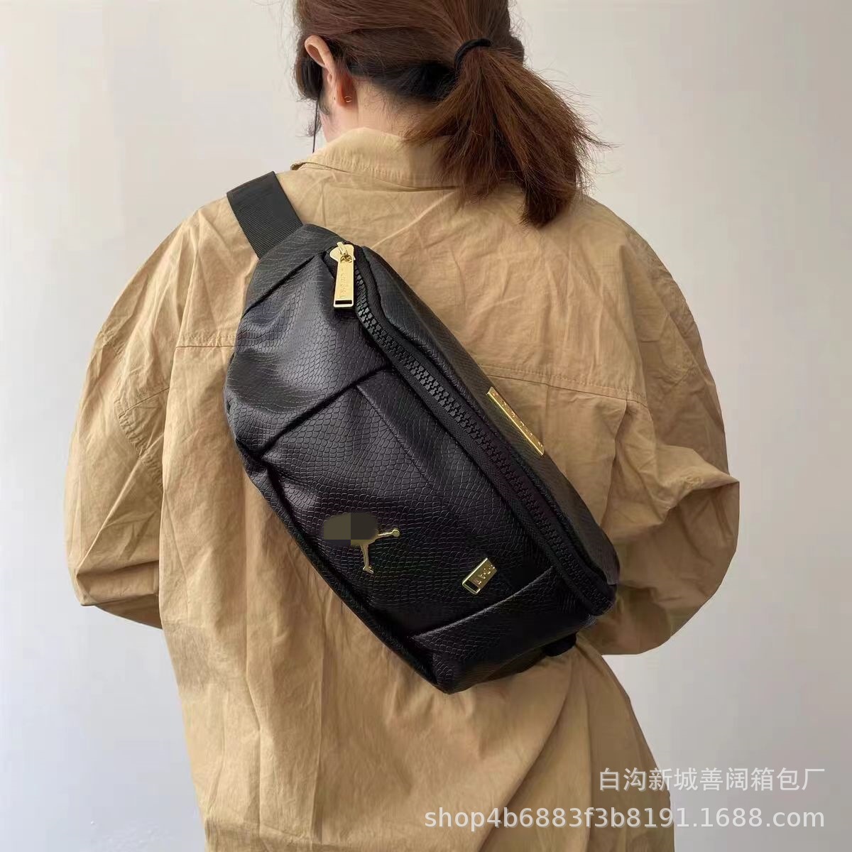 ファッションの流行は斜めに肩を掛けて胸の包みをシンプルにします。