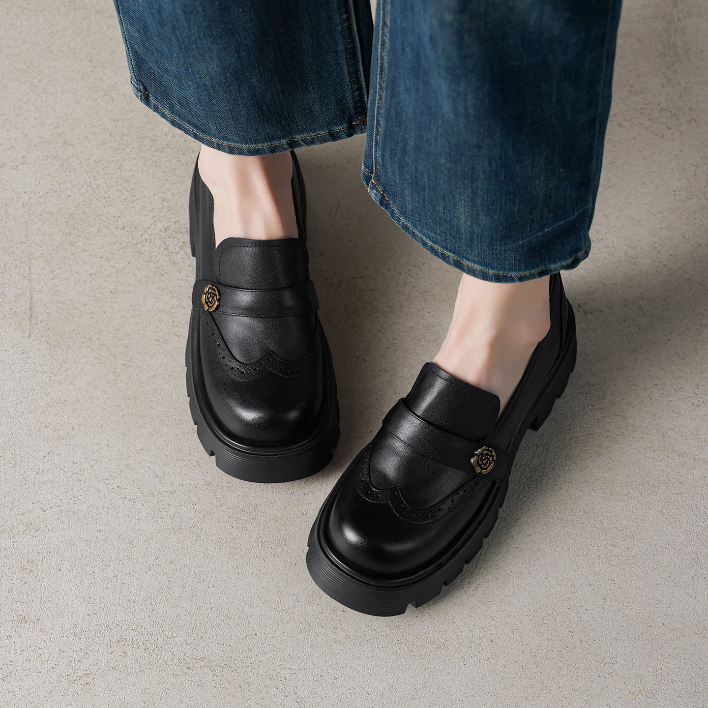 Giày loafer nữ đế xuồng phong cách Anh cổ điển, mũi tròn, gót cao nhỏ, họa tiết hoa sơn trà — màu nâu