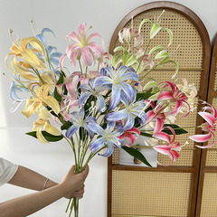 シミュレーション5頭の金辺百合甜心百合の家の装飾は造花の結婚式の手を飾って花の結婚祝いの装飾の花を持ちます。