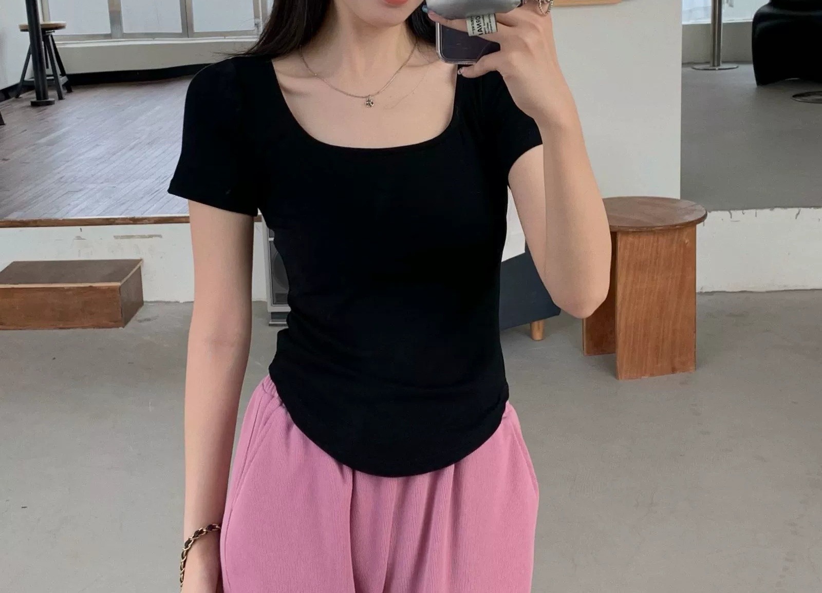 Pure desire niche white short sleeved t-shirt for women in summer 2024, new style with front shoulders to cover the_voghion.com