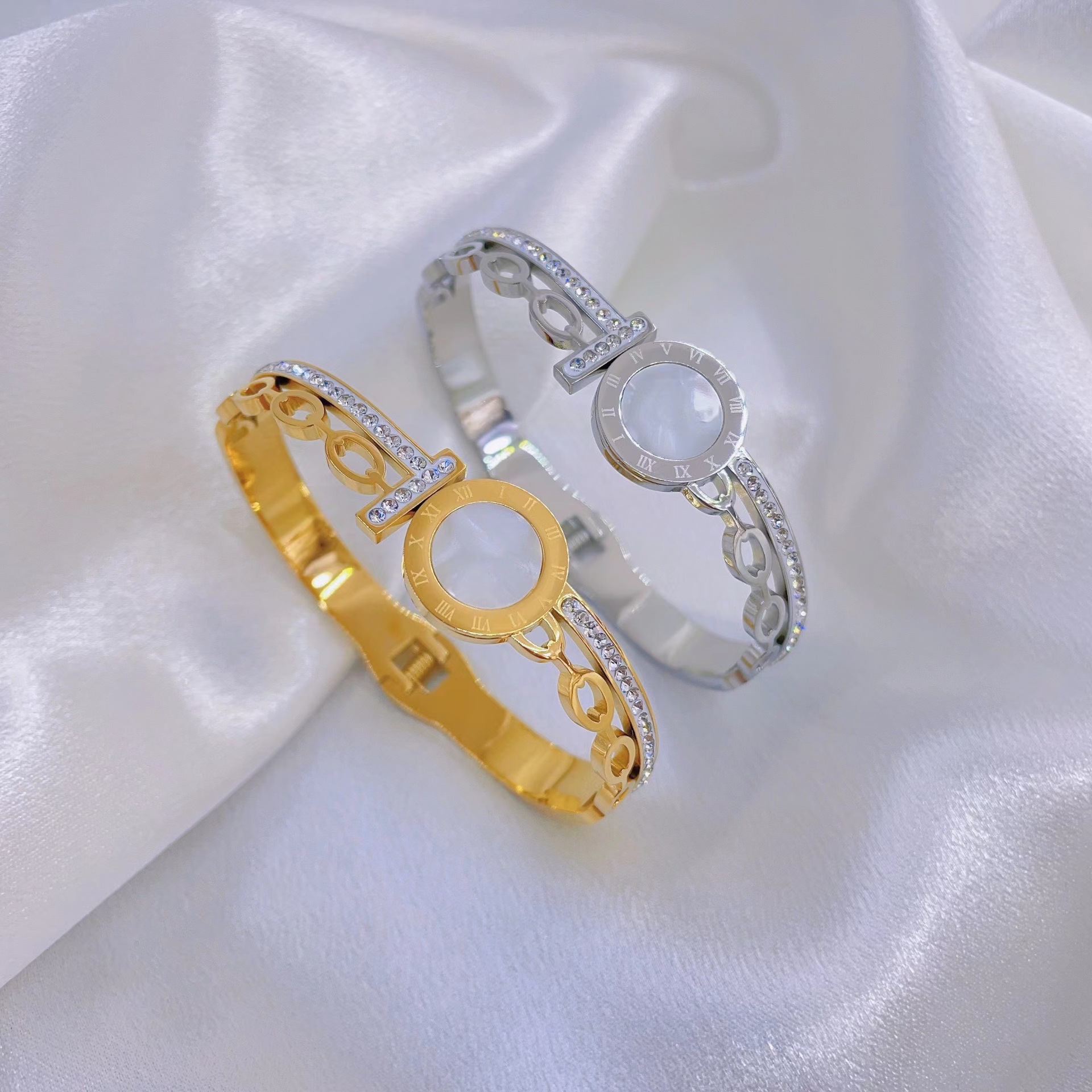 En stock fábrica directa Transfronteriza Popular electrochapado 18K pulsera de acero de titanio femenina personalidad no se desvanece moda nicho moda