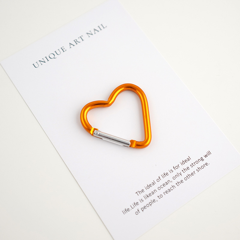 バックパックにフックを掛けて登山ボタンを掛けます。