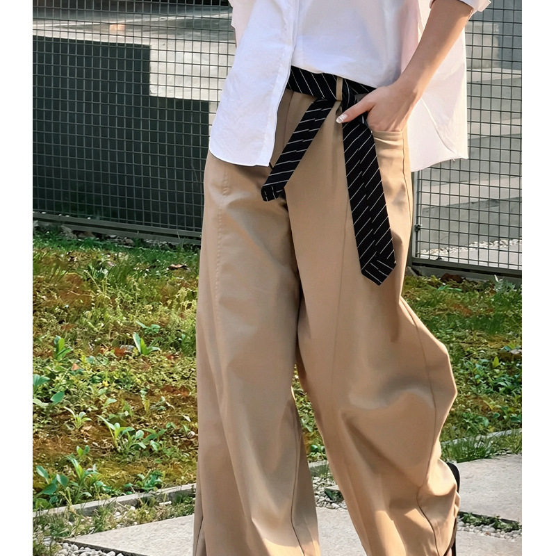 Quần tây nữ ống đứng dáng rộng cạp cao, phong cách tối giản, vải rủ nhẹ — Màu kaki sương mù