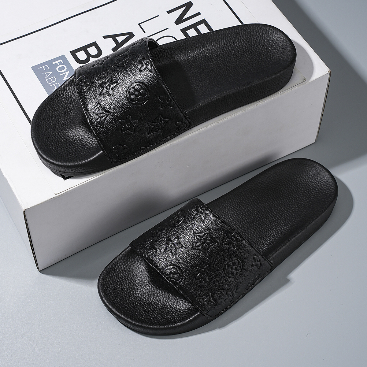 Zapatillas de estación europea para hombre 2025 ropa exterior de verano antideslizante y desodorante para hombre fondo suave casual sandalias y zapatillas de una palabra al aire libre