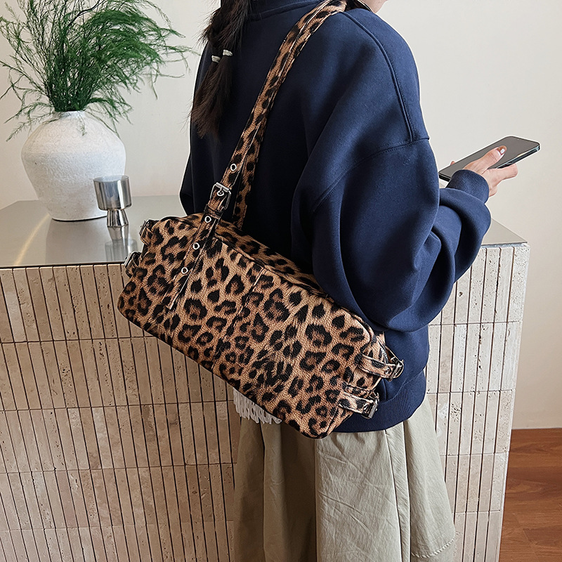 Leopardo transfronterizo tendencia brazo bolsas de almohada de textura casual para mujeres 2025, otoño y invierno nuevo bolso de hombro de aire extranjero
