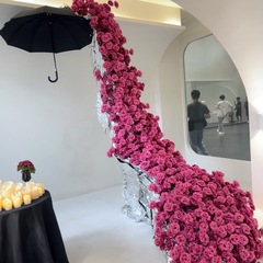 バラの赤いバラの滝のデパートの美陳ネットの赤いカードの壁はバラの歓婚式の造花の卸売りを配置します。